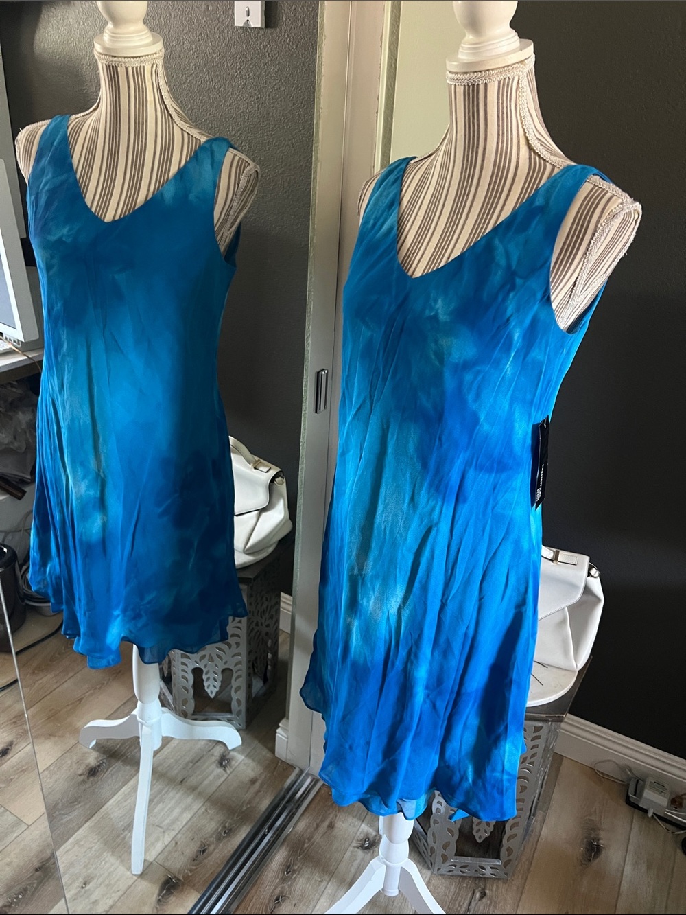 NWT. Jones New York, 14 petite, Vibrant Blue Sleeveless V-Neck Mini Dress